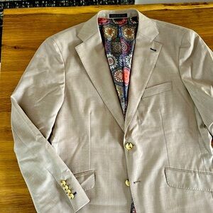 Men’s summer weight suit size 44R.